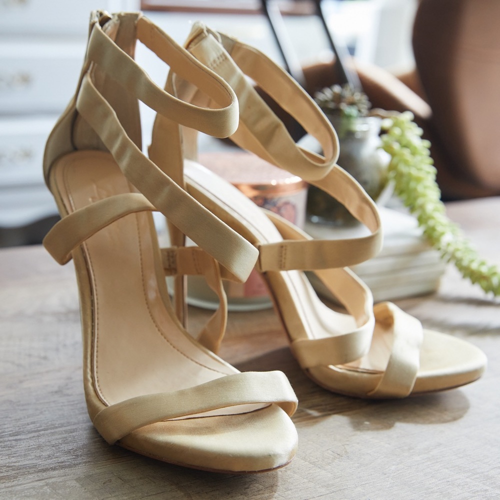 IMAGINE BY VINCE CAMUTO Elegant Strappy Gold Satin High Heeled Sandals Sz 6M/36